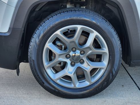 Used 2016 Jeep Renegade Latitude w/ Popular Equipment Group image 9