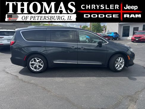 Used 2020 Chrysler Pacifica Touring-L FWD image 8