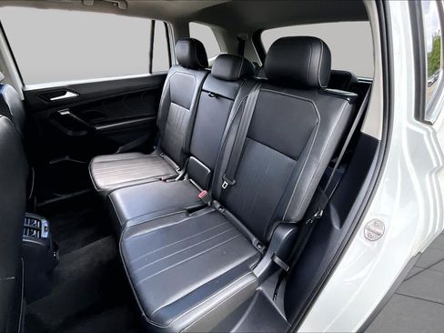 Used 2023 Volkswagen Tiguan SE w/ Panoramic Sunroof Package FWD image 19