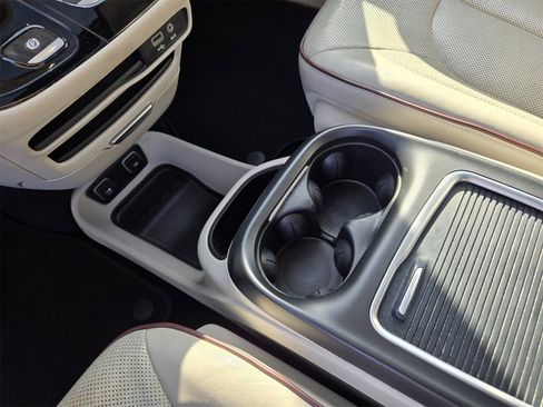 Used 2018 Chrysler Pacifica Limited image 18