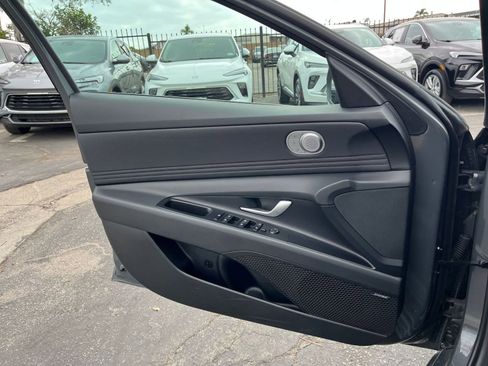 Used 2025 Hyundai Elantra Limited FWD image 18