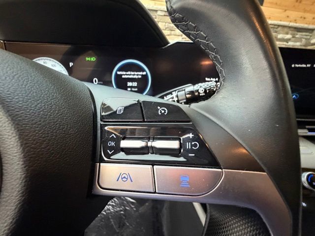 Certified 2023 Hyundai Elantra Limited w/ Preferred Accessory Package FWD image 28