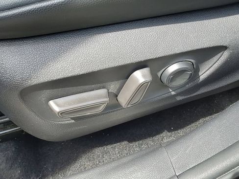 Used 2022 Toyota Highlander XLE AWD/4WD image 7