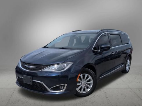 Used 2017 Chrysler Pacifica Touring-L FWD image 1