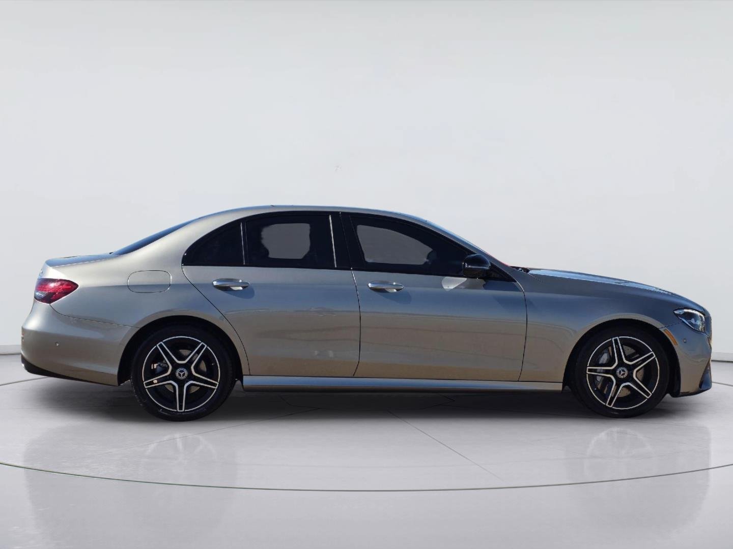 Used 2022 Mercedes-Benz E 350 4MATIC Sedan image 4