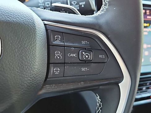 Used 2025 Jeep Grand Cherokee Laredo w/ Luxury Tech Group I image 26