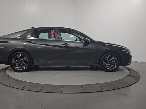 Certified 2025 Hyundai Elantra Limited w/ Cargo Package FWD image 7