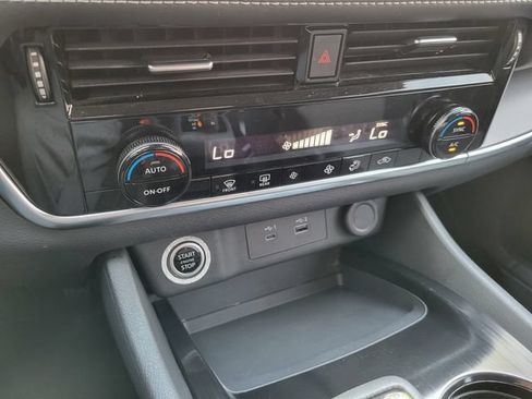 Used 2023 Nissan Rogue SV FWD image 32