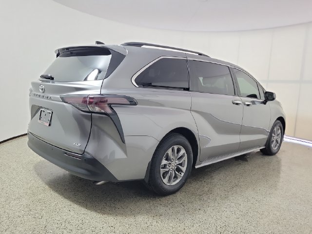 Used 2026 Toyota Sienna XLE FWD image 5