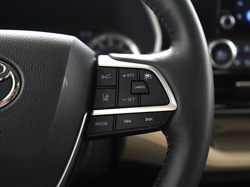 Used 2024 Toyota Highlander XLE image 29