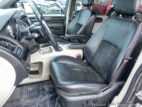 Used 2018 Dodge Grand Caravan SXT w/ Driver Convenience Group image 9