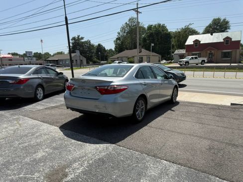 Used 2017 Toyota Camry SE w/ Moonroof Package FWD image 7