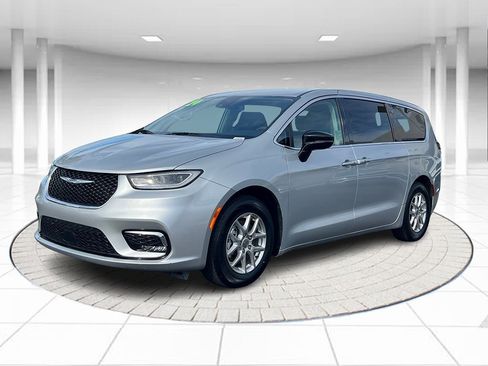 Certified 2024 Chrysler Pacifica Touring-L image 1