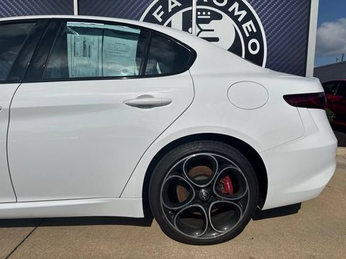 Used 2023 Alfa Romeo Giulia Veloce AWD/4WD image 14