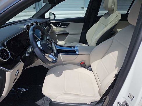Used 2025 Mercedes-Benz GLC 300 4MATIC image 16