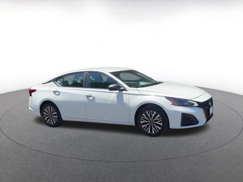 Used 2025 Nissan Altima 2.5 SV FWD image 2
