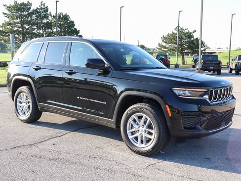 New 2025 Jeep Grand Cherokee Laredo X w/ Luxury Tech Group I image 4