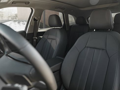 Certified 2025 Audi Q5 Premium w/ Convenience Package image 21