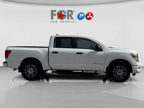 Used 2022 Nissan Titan SV w/ SV Convenience Package image 6