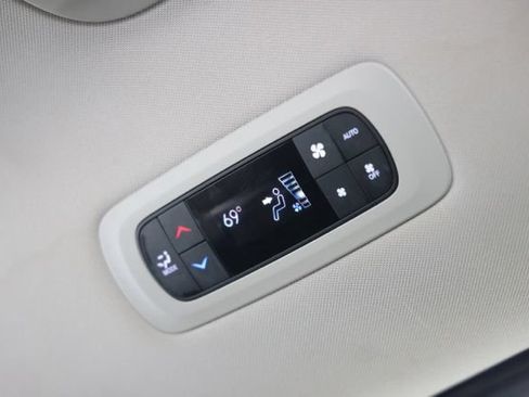 Used 2024 Chrysler Pacifica Touring-L FWD image 40
