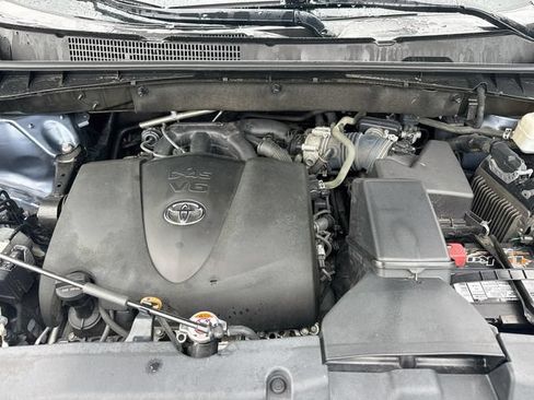Used 2019 Toyota Highlander XLE AWD/4WD image 32