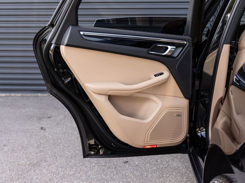 Certified 2025 Porsche Macan AWD/4WD image 25