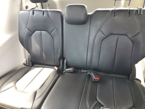 Used 2024 Chrysler Pacifica Touring-L FWD image 10
