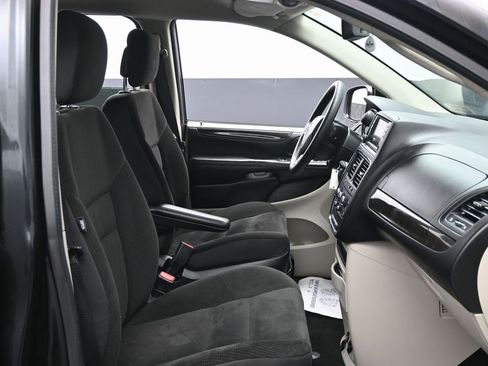 Used 2018 Dodge Grand Caravan SE w/ UConnect Hands-Free Group image 30