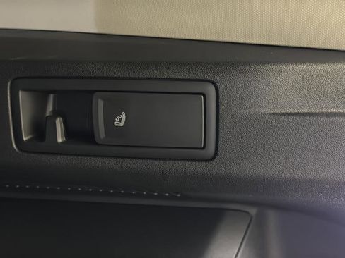 Used 2025 Volkswagen Tiguan SE FWD image 28