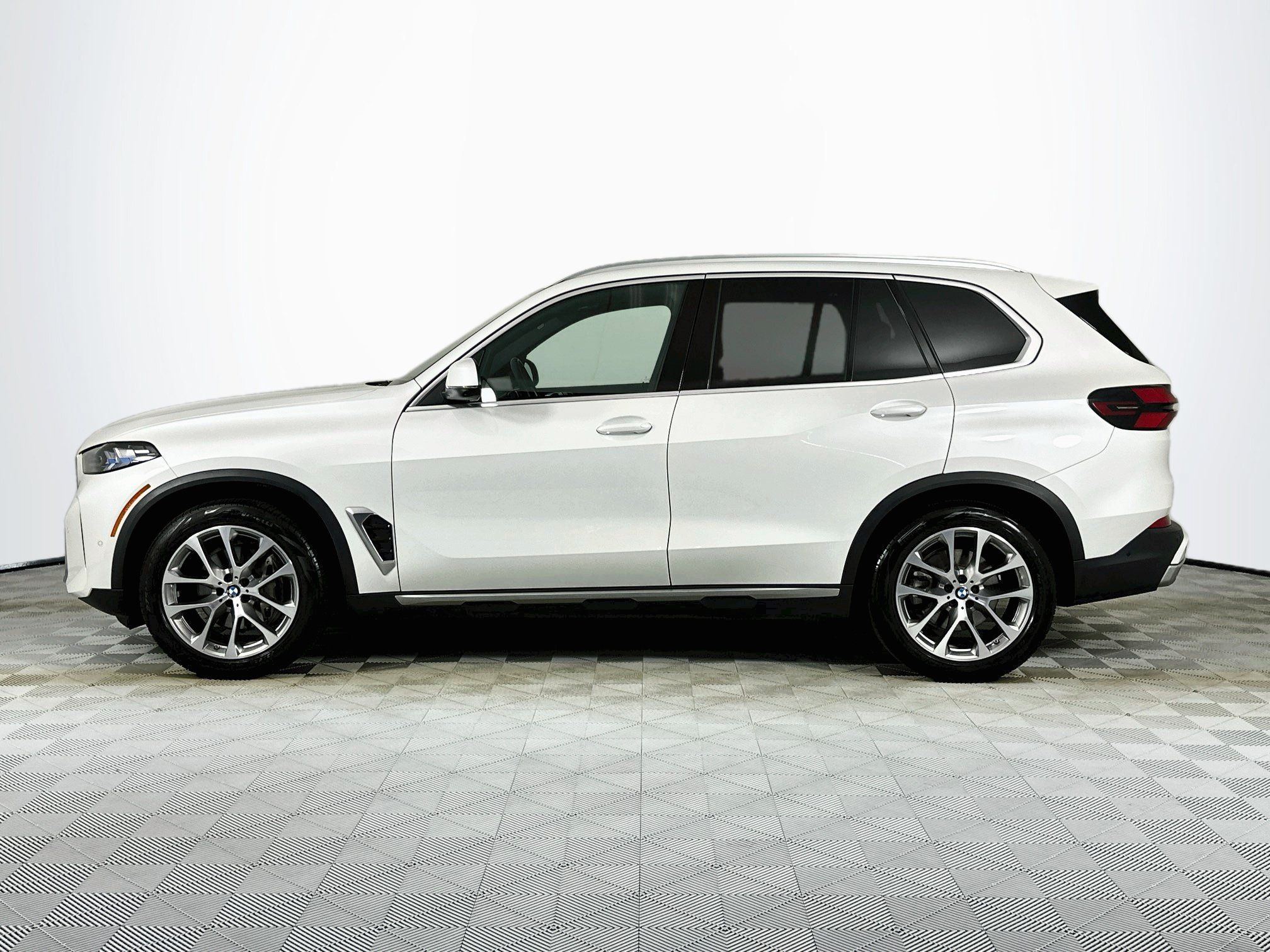 Used 2024 BMW X5 xDrive40i w/ Premium Package AWD/4WD image 8