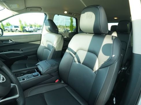 Used 2025 Nissan Pathfinder SL AWD/4WD image 40