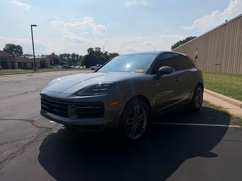 Certified 2025 Porsche Cayenne AWD/4WD image 4