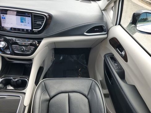 Used 2023 Chrysler Pacifica Limited image 19