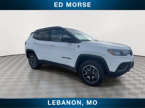 Used 2025 Jeep Compass Trailhawk AWD/4WD image 2