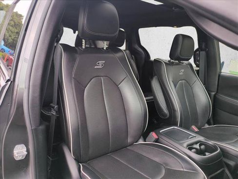 Used 2019 Chrysler Pacifica Limited w/ Advanced Safetytec Group FWD image 22