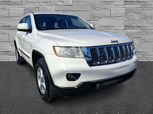 Used 2011 Jeep Grand Cherokee Laredo image 2