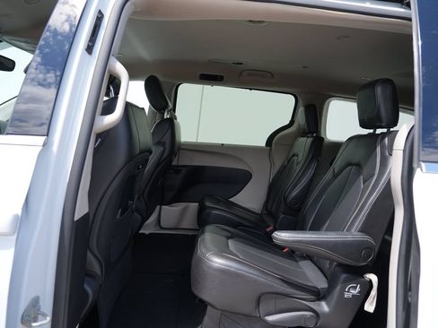 Used 2023 Chrysler Pacifica Touring-L FWD image 18