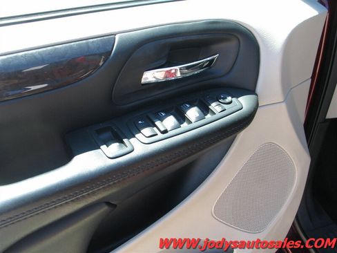 Used 2018 Dodge Grand Caravan SE w/ UConnect Hands-Free Group FWD image 3