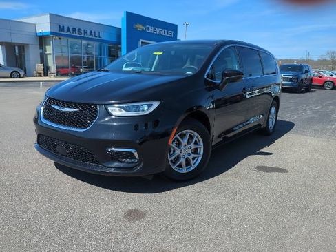Used 2024 Chrysler Pacifica Touring-L FWD image 2