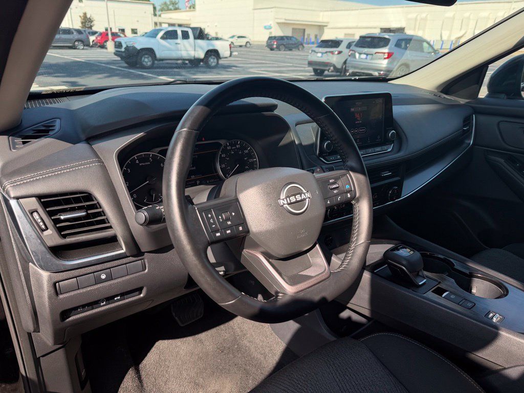 Used 2025 Nissan Rogue SV FWD image 28