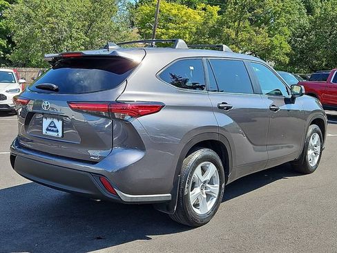 Used 2023 Toyota Highlander L AWD/4WD image 6