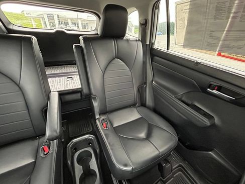 Used 2023 Toyota Highlander XLE AWD/4WD image 15