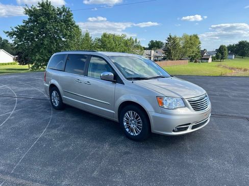 Used 2013 Chrysler Town & Country Touring-L w/ Driver Convenience Group FWD image 1