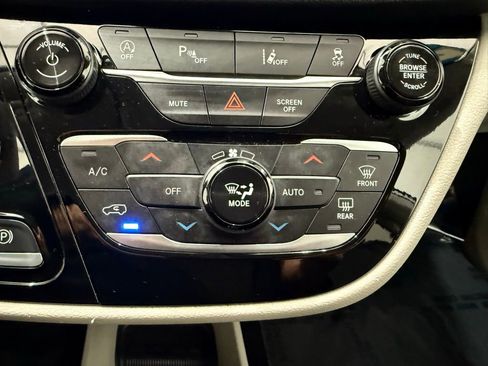 Used 2024 Chrysler Pacifica Touring-L FWD image 39