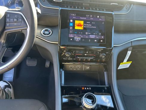 New 2025 Jeep Grand Cherokee Laredo w/ Luxury Tech Group I image 19