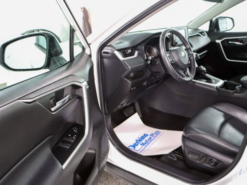 Used 2021 Toyota RAV4 XLE Premium image 3