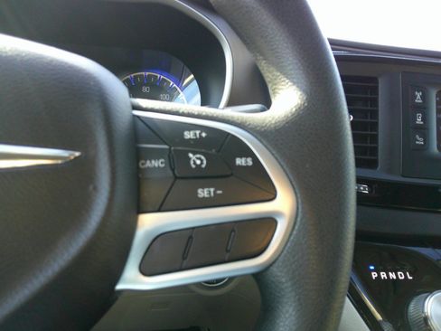 Used 2017 Chrysler Pacifica LX FWD image 24