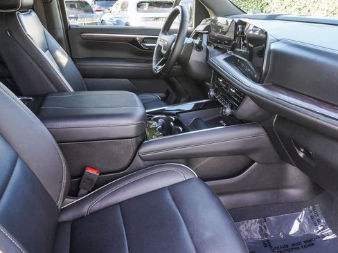 Used 2025 Chevrolet Suburban Premier AWD/4WD image 13