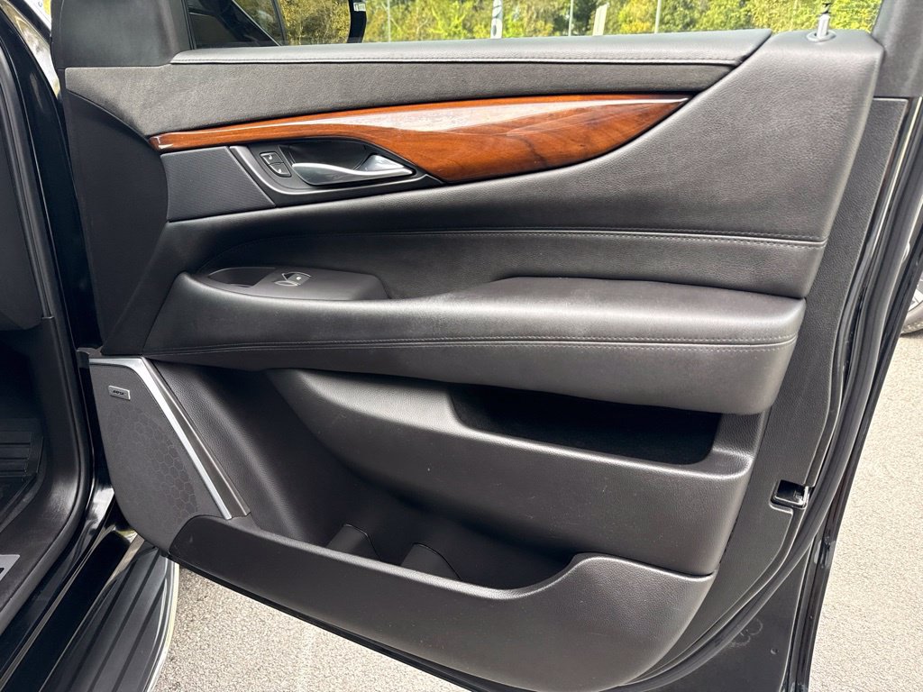 Used 2018 Cadillac Escalade Luxury AWD/4WD image 35