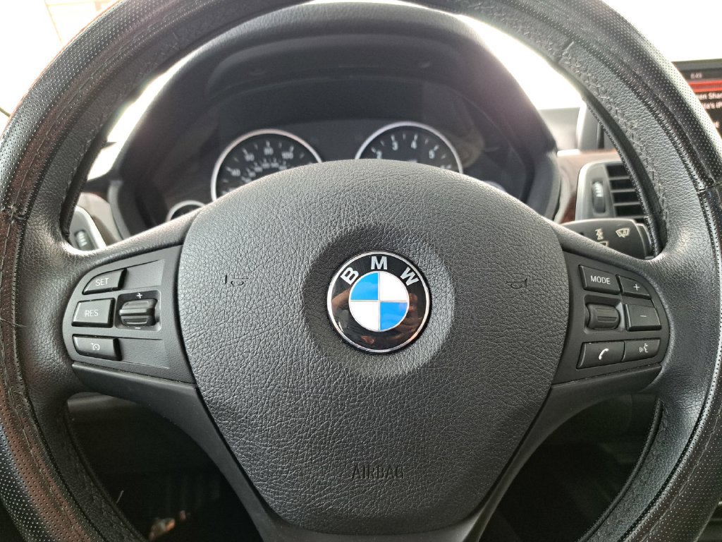 Used 2016 BMW 320i Sedan RWD image 10